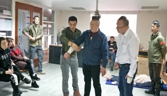 四川天馬玻璃有限公司急救安全知識(shí)培訓(xùn)暨應(yīng)急疏散和消防滅火演練活動(dòng)報(bào)道(圖1) 四川天馬玻璃有限公司急救安全知識(shí)培訓(xùn)暨應(yīng)急疏散和消防滅火演練活動(dòng)報(bào)道(圖1)