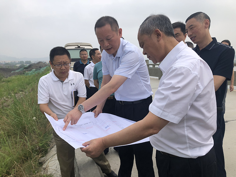 市、縣領導現場調研天馬50萬噸玻瓶項目(圖6) 市、縣領導現場調研天馬50萬噸玻瓶項目(圖6)